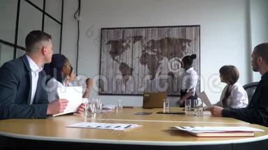 非裔美国女商务教练为办公室的商务人士做企业介绍，深色皮肤